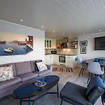 Luxurious By The Waterfront *