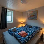 Luxurious By The Waterfront بيت للعطل