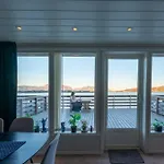 Luxurious By The Waterfront