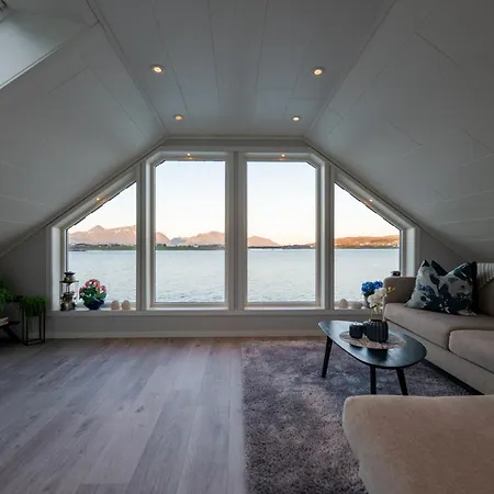 Luxurious By The Waterfront *