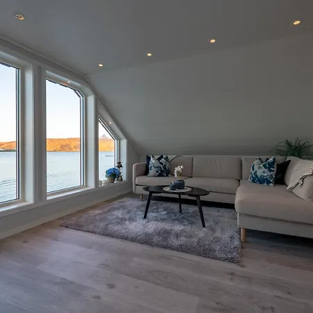 Luxurious By The Waterfront