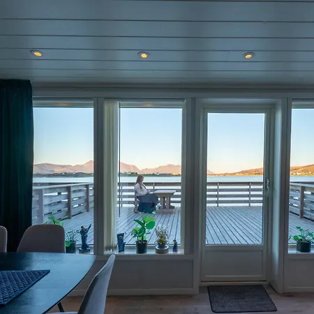 Luxurious By The Waterfront