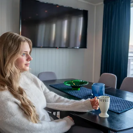 Luxurious By The Waterfront בית נופש לקנס